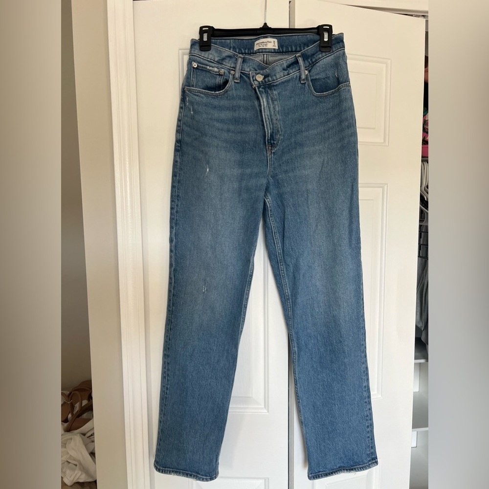 Abercrombie & Fitch Ultra High Rise 90s straight with asymmetrical waist band